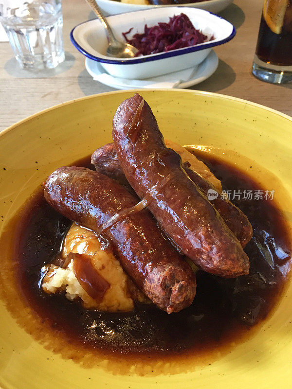 传统的英国香肠和土豆泥食谱/香肠和土豆泥，土豆泥，洋葱汁，美食餐厅酒吧午餐，丰盛的舒适食物，牛肉，鹿肉和猪肉香肠/德国小香肠，油炸不健康的烹饪，吃餐桌